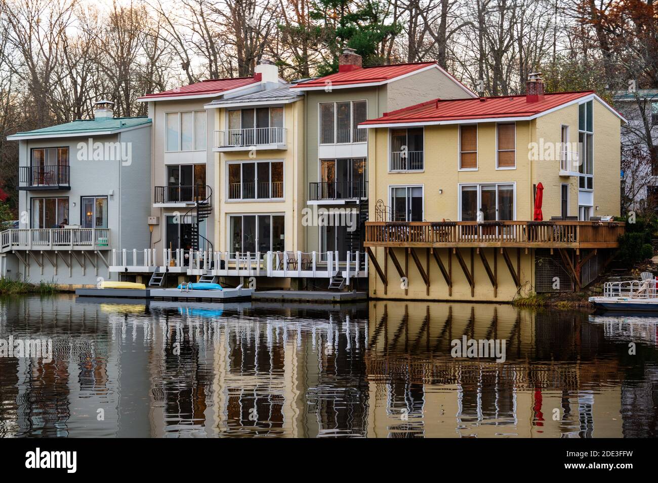 Reston, va, Etats-Unis -- 26 novembre 2020. Une photo des maisons colorées en bord de lac sur le lac Anne à Reston, en Virginie. Banque D'Images