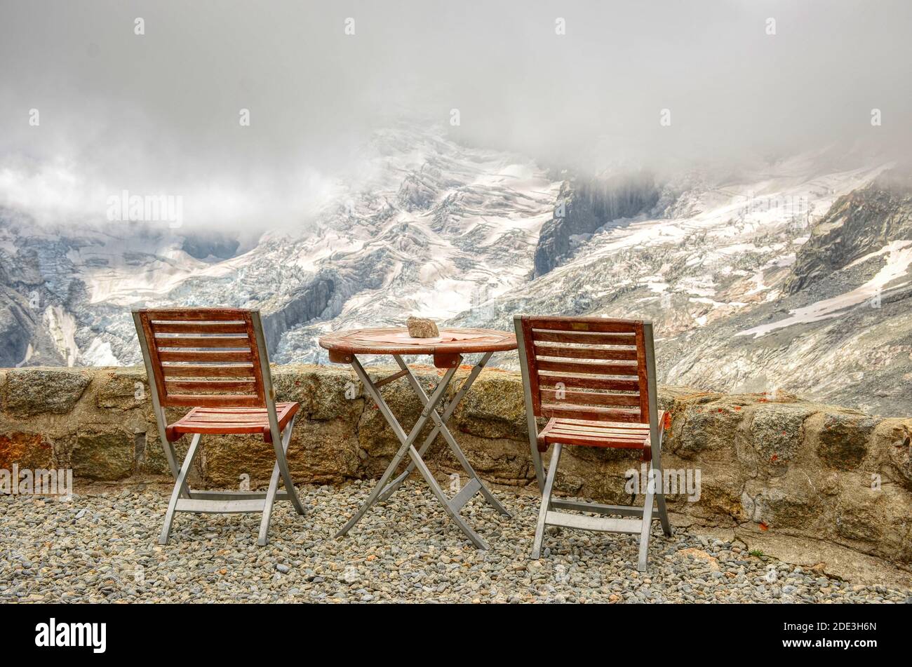 siège accueillant pour observer les glaciers et les montagnes. Cabane de montagne oberhab de la fouly dans la vallée du val Ferret en valais. Pause café, confortable Banque D'Images
