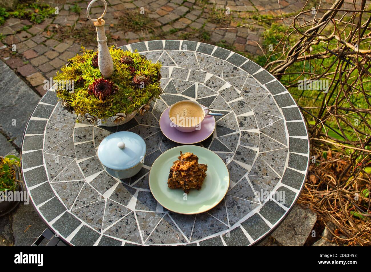 Café et temps de gâteau dans le jardin Banque D'Images