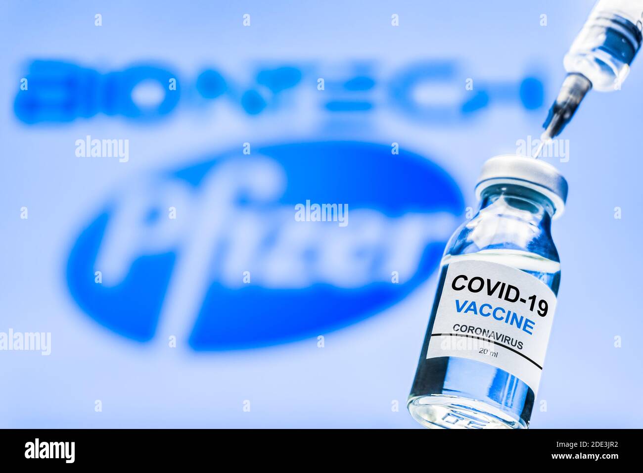 Izmir, Turquie / novembre 18 2020 : concept et contexte du vaccin contre le coronavirus. Nouveau vaccin pfizer et biontech isolés sur fond bleu. Covid-19, 2 Banque D'Images