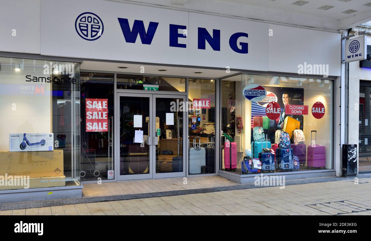 Weng Travel et le détaillant de bagages fervente avec la boutique fermée un décès de coronavirus LockDown, Angleterre Banque D'Images