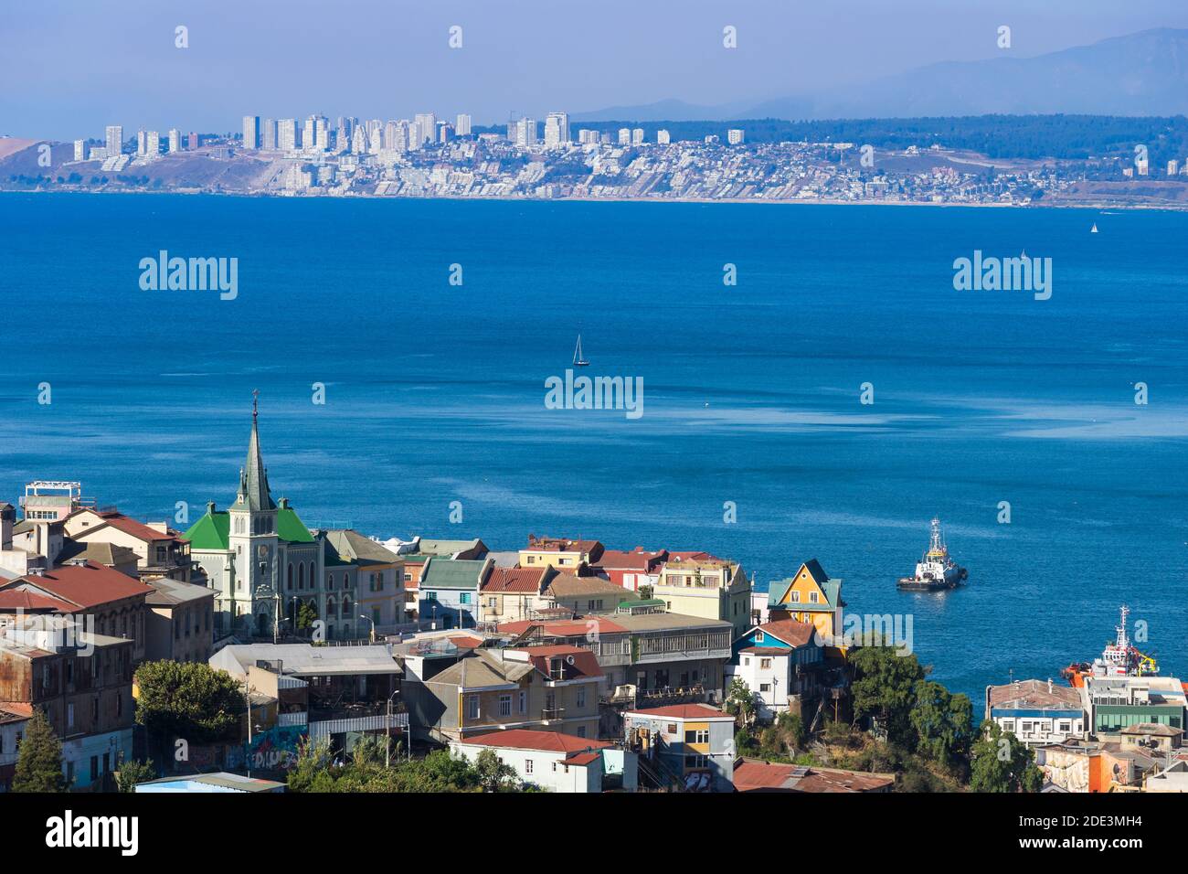 Vue de Valparaiso et de l'église luthérienne de la Sainte Croix avec Vina del Mar en arrière-plan, UNESCO, Valparaiso, région de Valparaiso, Chili Banque D'Images