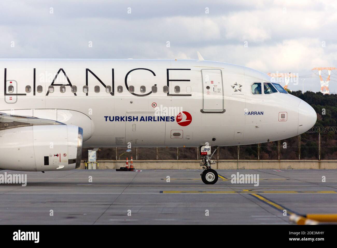 Moteur, nez et cockpit d'un Airbus A320 de Turkish Airlines prêt à descendre sur le tarmac de l'aéroport. Vue latérale. Aéroport Sabiha Gokcen Banque D'Images