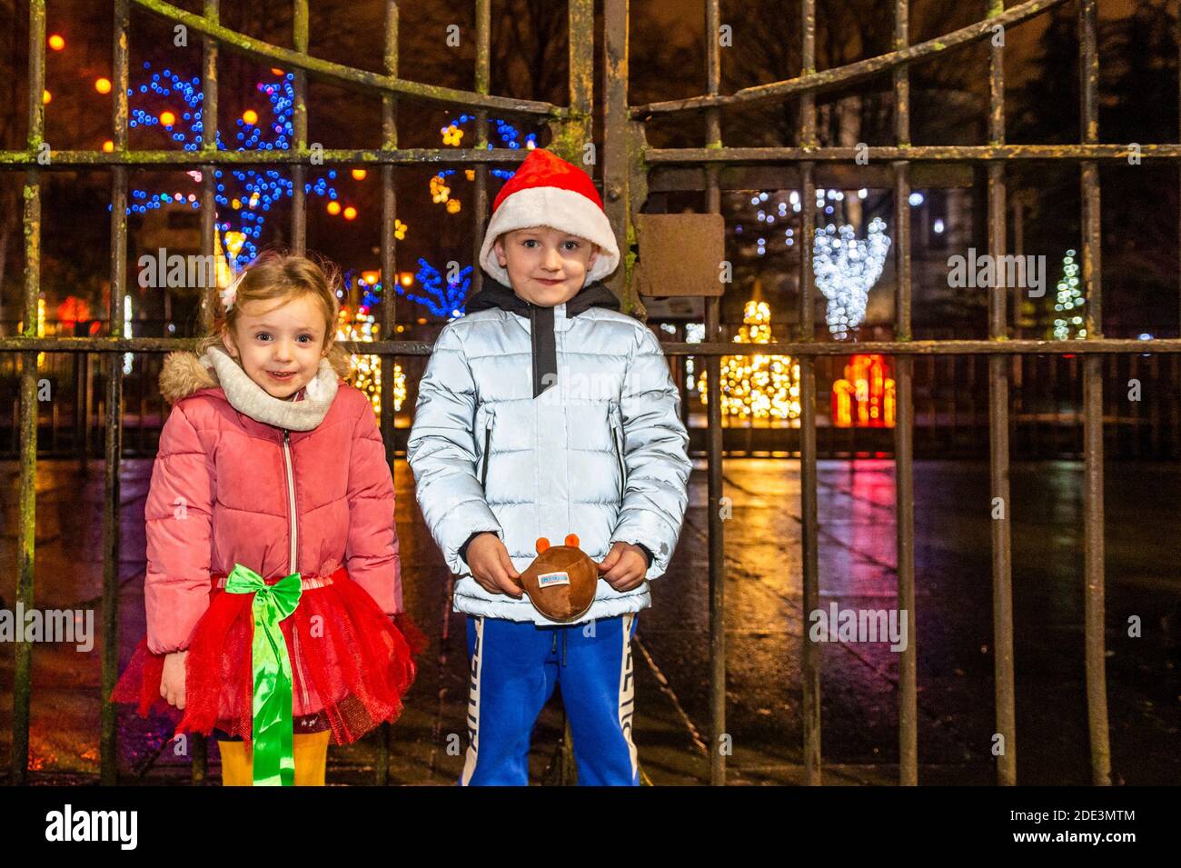 Cork, Irlande. 28 novembre 2020. Le centre-ville de Cork était très animé ce soir avec des familles qui ont vu les lumières de Noël et d'autres qui ont acheté des boissons à emporter. Alex, 3 ans, et Finn Devine, 5 ans, de Monkstown, ont vu les lumières du parc Bishop Lucey. Crédit : AG News/Alay Live News Banque D'Images