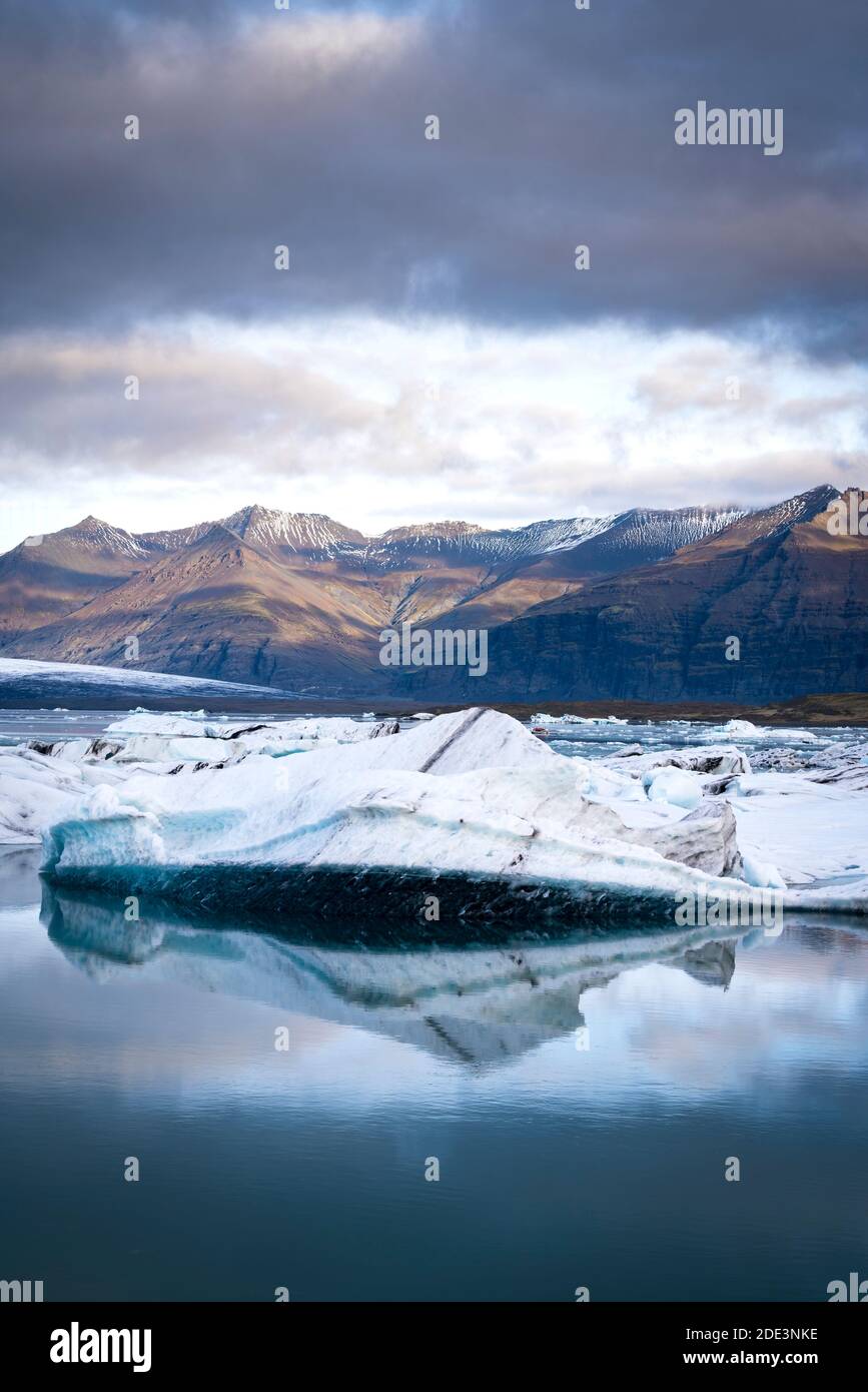 Vue sur les icebergs au glacier de Jokulsarlon sur les montagnes, en Islande Banque D'Images