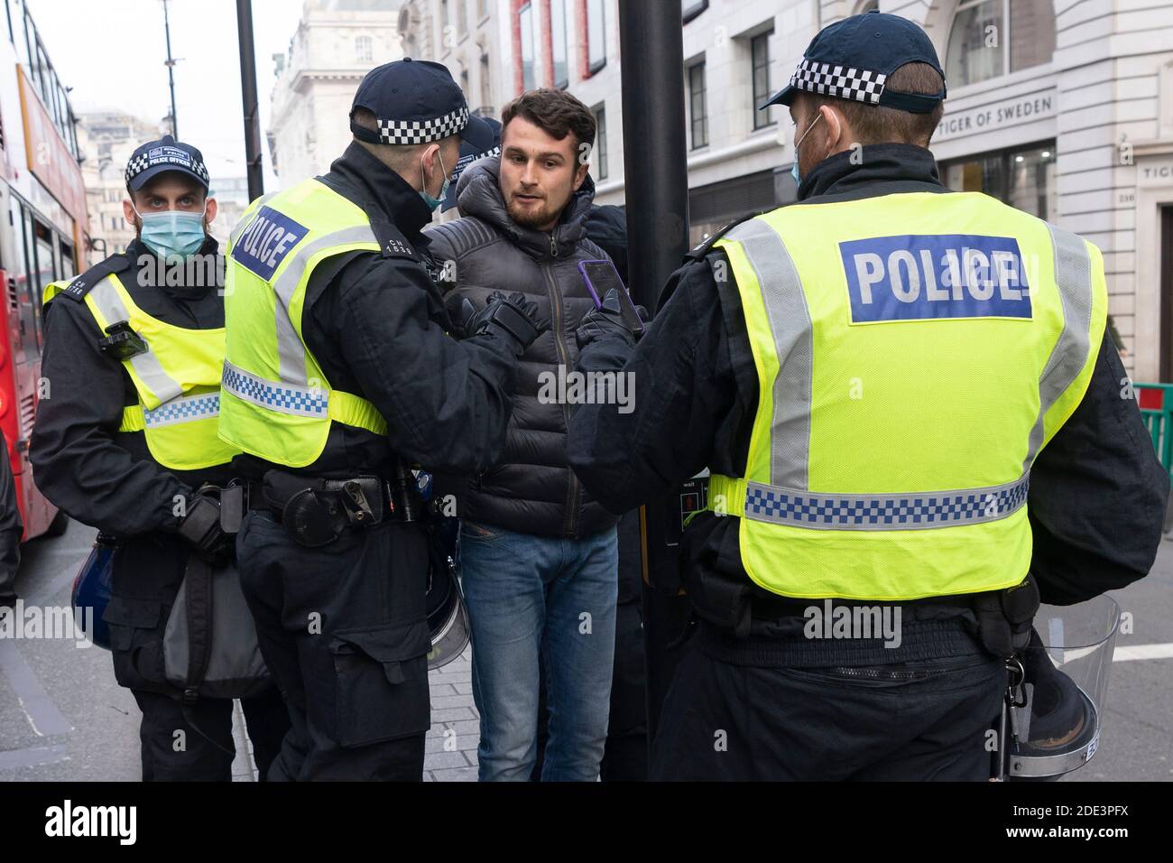 Londres, Grande-Bretagne. 28 novembre 2020. Un manifestant est détenu par des policiers lors d'une manifestation anti-verrouillage à Londres, en Grande-Bretagne, le 28 novembre 2020. Plus de 60 personnes ont été arrêtées samedi, alors que des manifestants anti-verrouillage se sont affrontés avec la police dans le centre de Londres, selon les médias locaux. Credit: Ray Tang/Xinhua/Alay Live News Banque D'Images