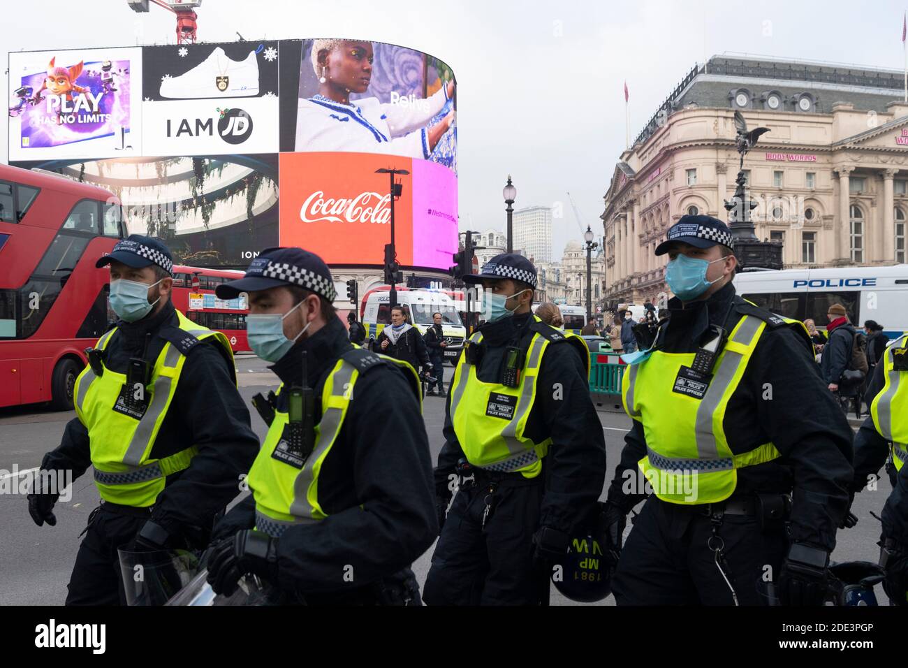 Londres, Grande-Bretagne. 28 novembre 2020. Des policiers sont vus dans une rue lors d'une manifestation anti-verrouillage à Londres, en Grande-Bretagne, le 28 novembre 2020. Plus de 60 personnes ont été arrêtées samedi, alors que des manifestants anti-verrouillage se sont affrontés avec la police dans le centre de Londres, selon les médias locaux. Credit: Ray Tang/Xinhua/Alay Live News Banque D'Images