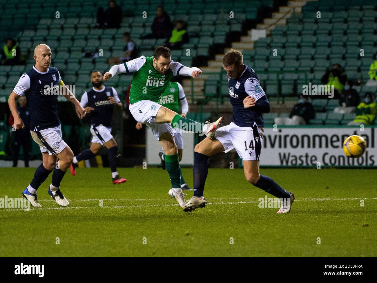 Betfred Cup - Hibernian / Dundee. Easter Road Stadium, Édimbourg, Midlothian, Royaume-Uni. 28/11/2020. Hibs accueille Dundee à la Betfred Cup, sur la route de Pâques, à Édimbourg. Pic montre: HibsÕ milieu de terrain suédois, Melker Hallberg, pousses pour but. Crédit: Ian Jacobs crédit: Ian Jacobs/Alay Live News Banque D'Images