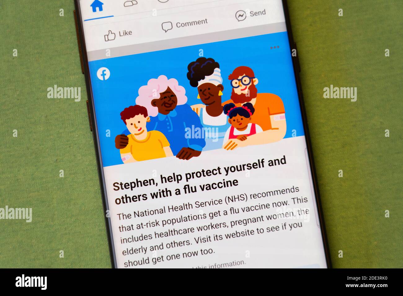 Une publicité NHS (National Health Service) sur Facebook pour que les gens prennent le vaccin contre la grippe sur un écran de smartphone, Royaume-Uni Banque D'Images