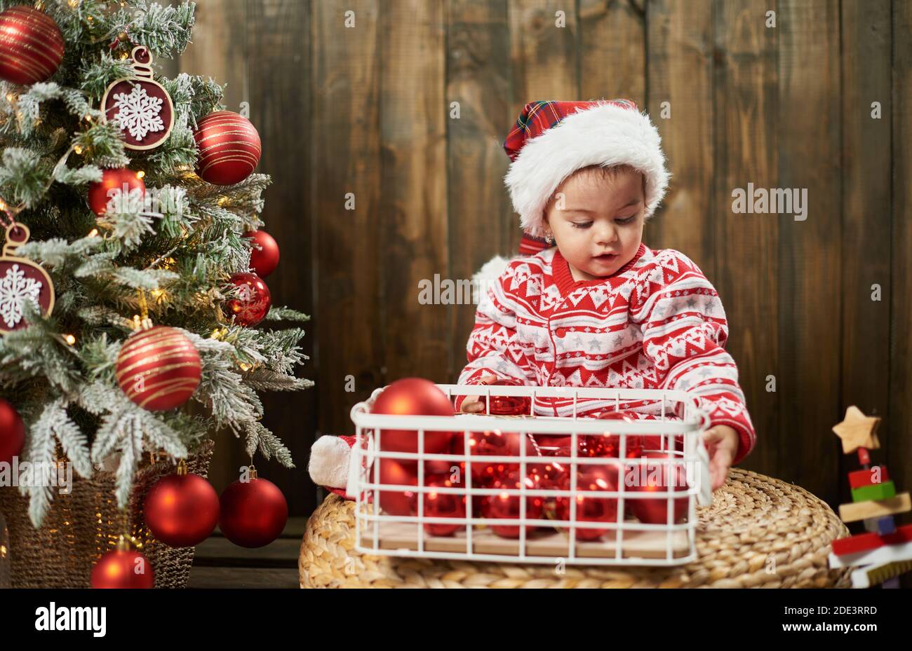 Bébé fille et décorations de Noël dans le panier Banque D'Images