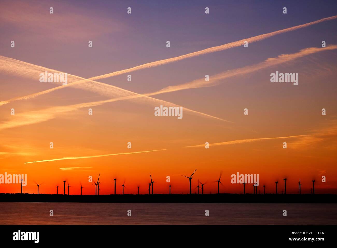 Éoliennes sur le marais Walland, marais Romny, à Sunset, Kent/East Sussex, Angleterre Banque D'Images