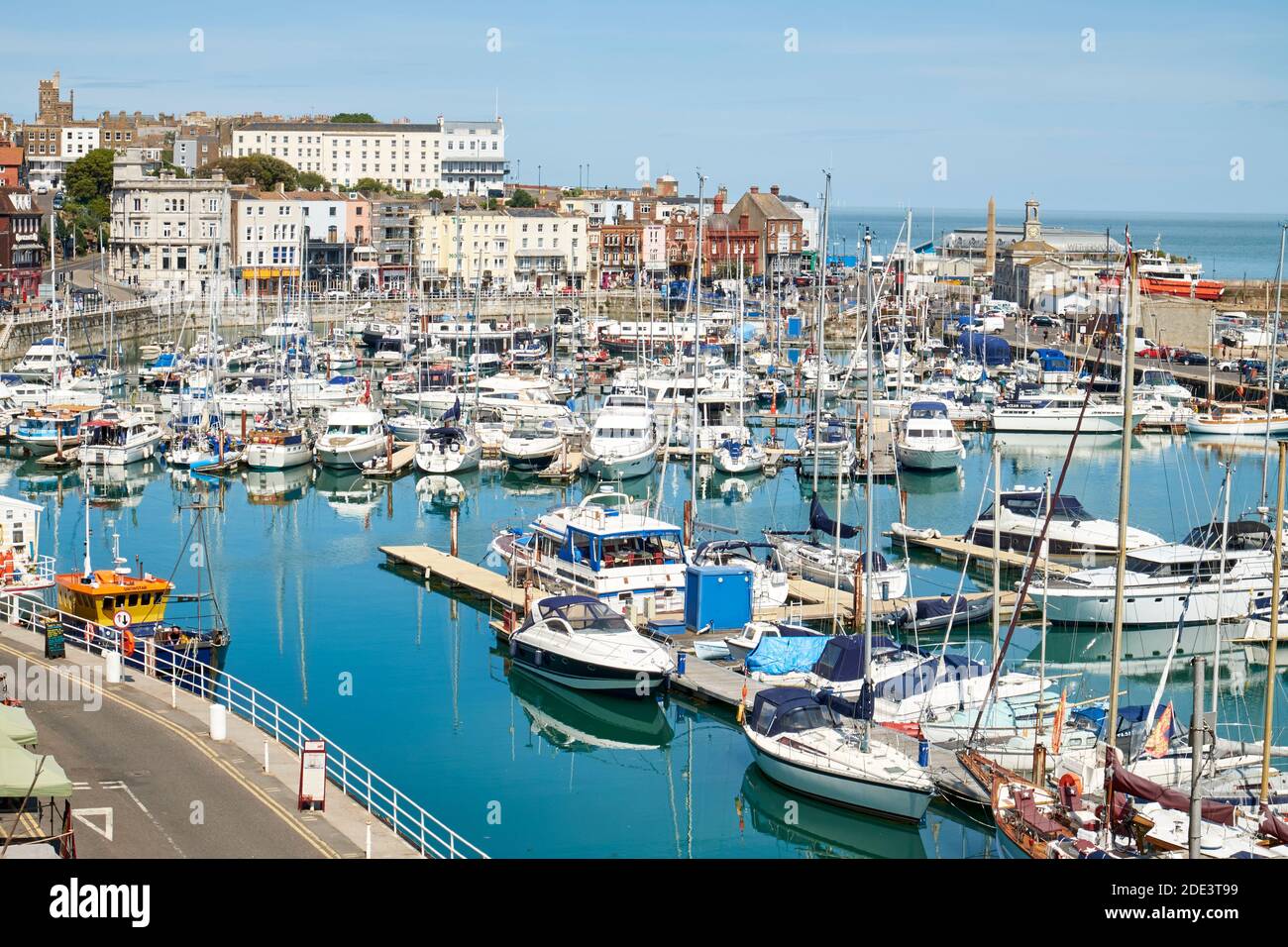 Ramsgate Harbour par une journée ensoleillée, Ramsgate, Kent, Angleterre Banque D'Images