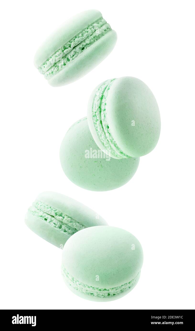 Macarons verts isolés. Cinq macarons à la menthe ou au pistache tombant sur fond blanc Banque D'Images
