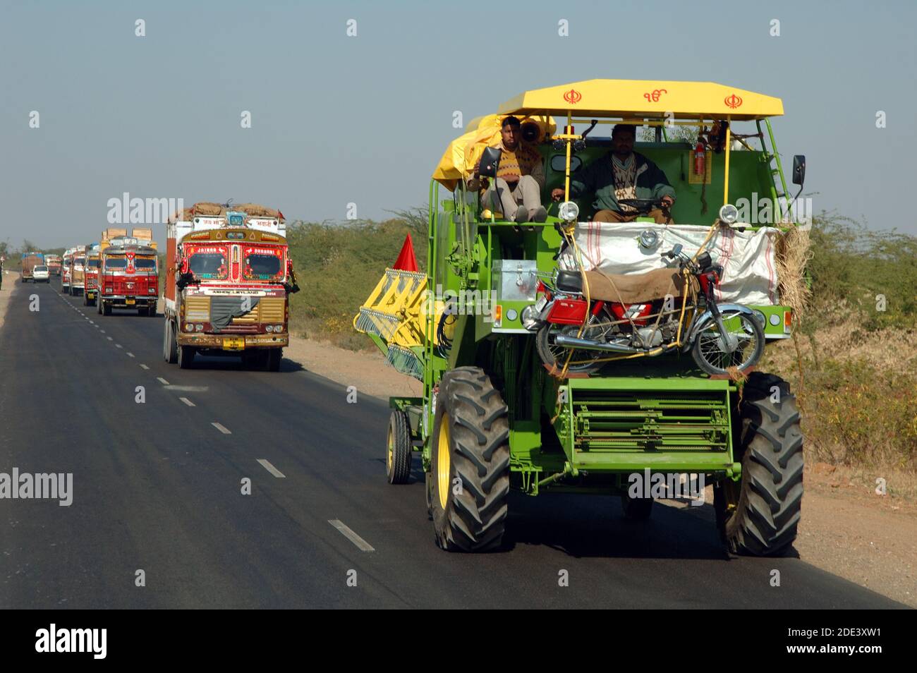 Tracteur et camions sur la route, Rajasthan, Inde Banque D'Images