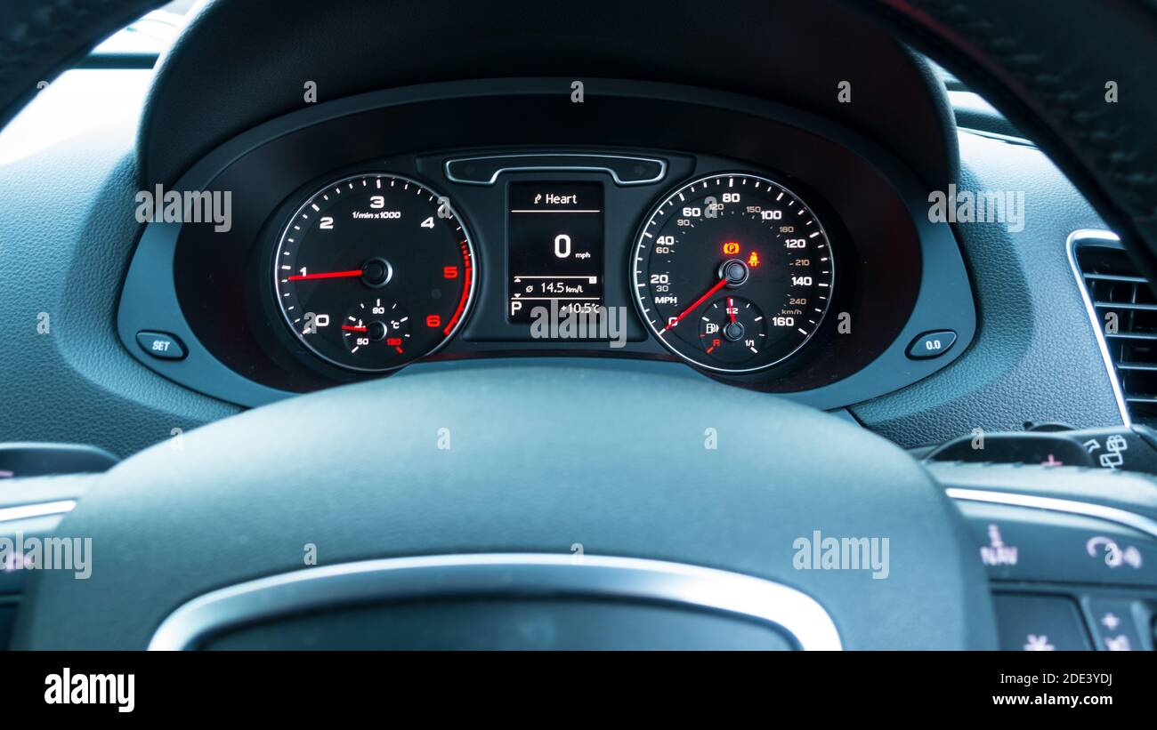 Indicateur de vitesse de la voiture vue de la personne conduisant avec seulement la visibilité du tableau de bord Banque D'Images