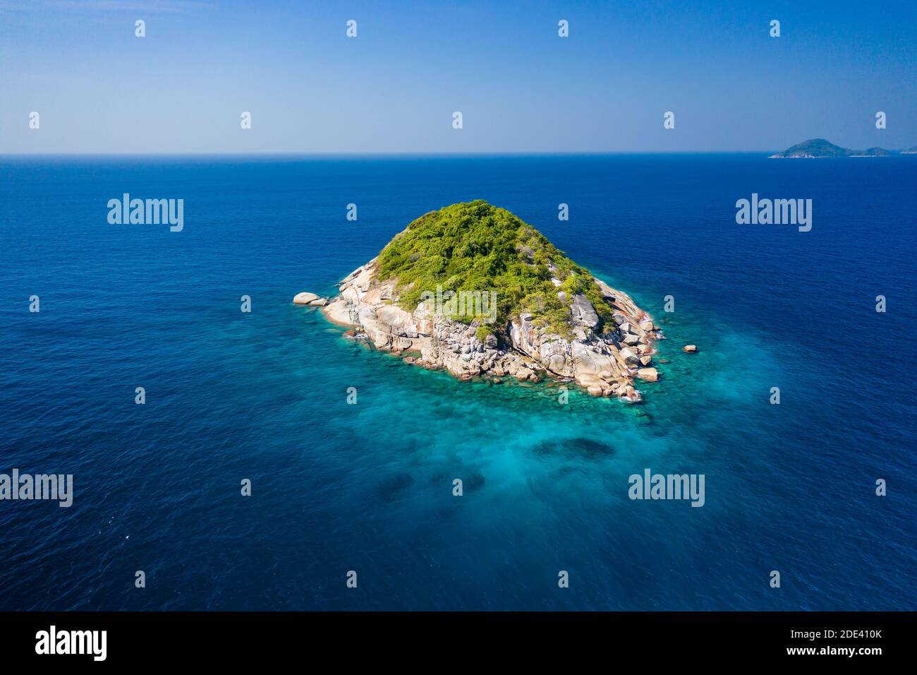 Vue aérienne d'une belle île tropicale entourée d'un récif de corail (îles Similan, Thaïlande) Banque D'Images