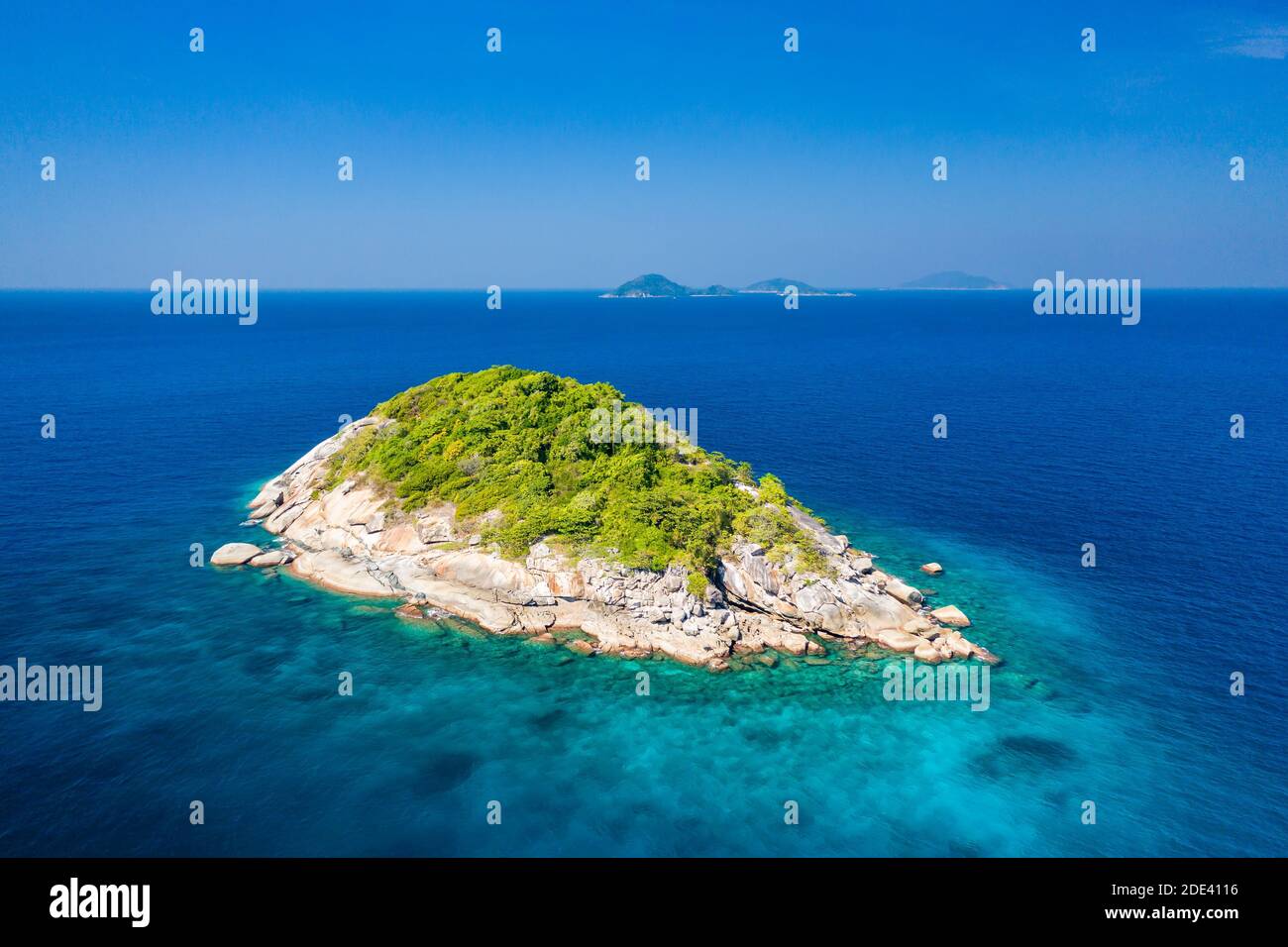 Vue aérienne d'une belle île tropicale entourée d'un récif de corail (îles Similan, Thaïlande) Banque D'Images