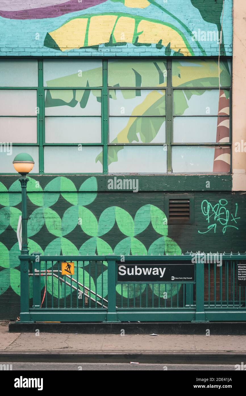 Fresque tropicale et entrée de métro dans le Lower East Side, Manhattan, New York City Banque D'Images
