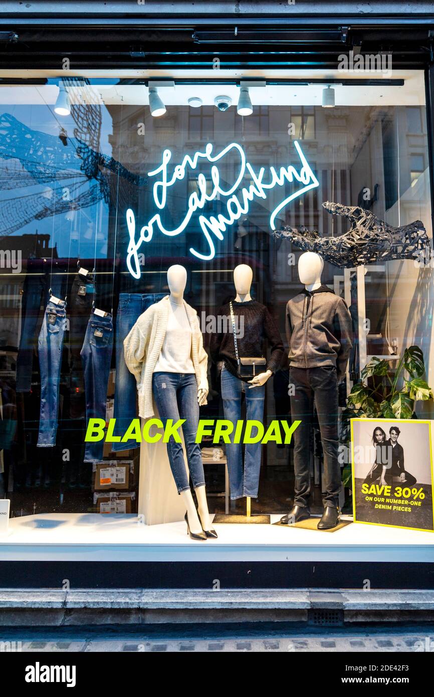 28 novembre 2020 - Londres, Royaume-Uni, Black Friday shop displaywindow sur Regent Street pendant le confinement du coronavirus Banque D'Images