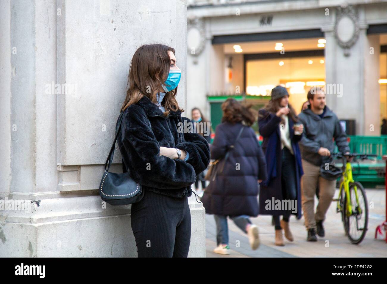 28 novembre 2020 - Londres, Royaume-Uni, femme portant un masque facial à Oxford Circus le week-end du Vendredi fou pendant le confinement du coronavirus Banque D'Images