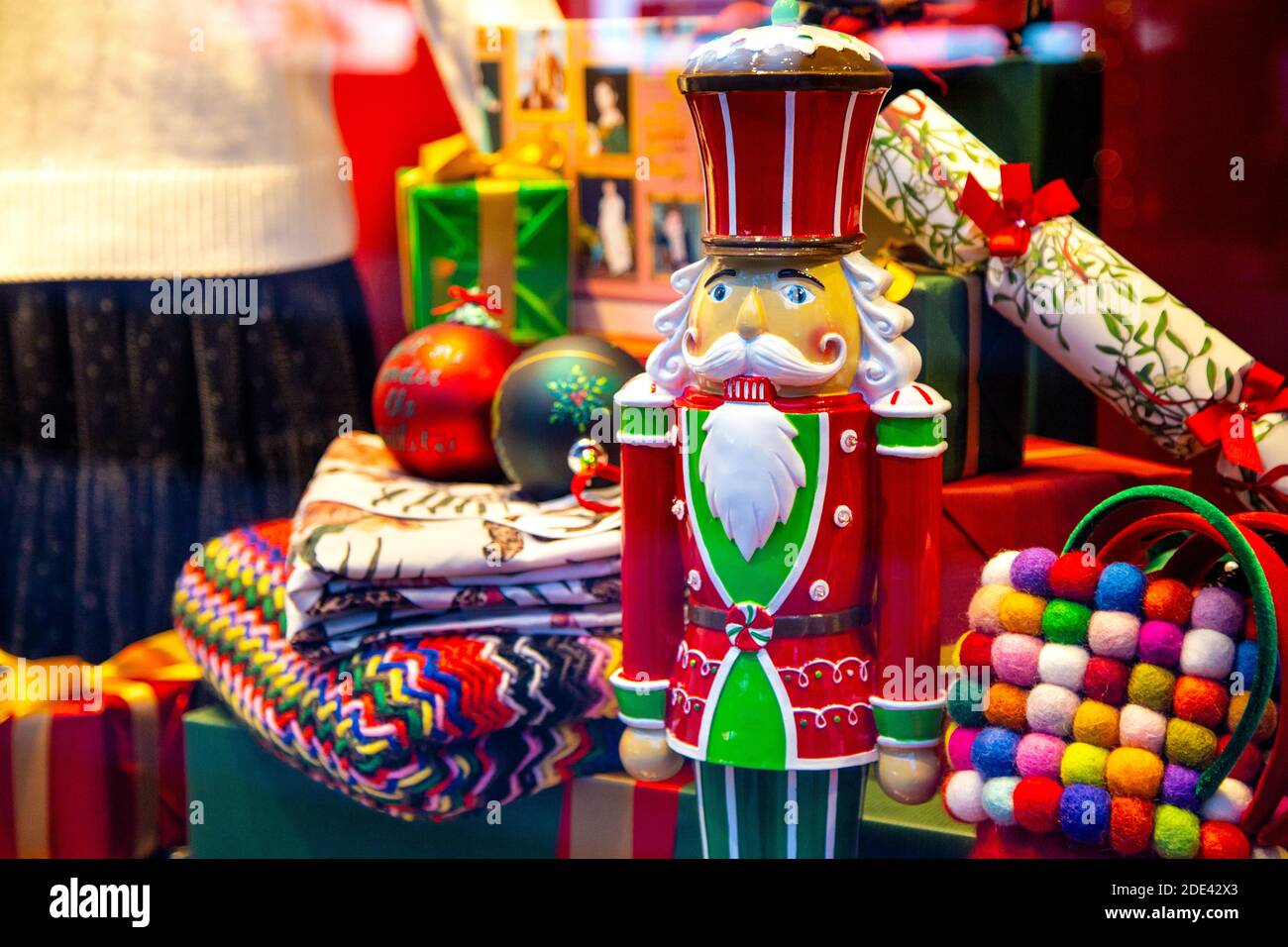 28 novembre 2020 - Londres, Royaume-Uni, week-end du Vendredi fou, fenêtre de Noël festive avec casse-noisette à Fenwicks sur Bond Steet Banque D'Images