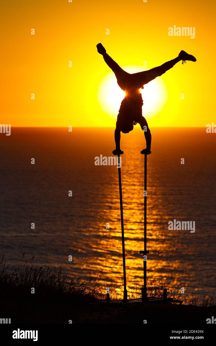 La JOLLA, CALIFORNIE. 27 novembre 2020. Un gymnaste outddor fait un stand sur deux pôles avec le soleil se coucher derrière lui à Torrey Pines Gliderport a Banque D'Images