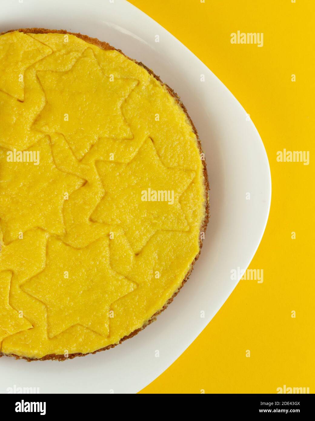 Dessert Philippin Traditionnel Gateau Yema Cuisson Maison Genoise En Mousseline Avec Creme Anglaise Et Fromage Composition Minimaliste Sur Fond Jaune Photo Stock Alamy