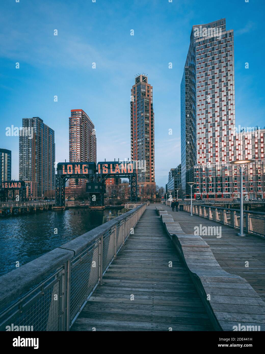 Piers and long Island Sign at Gantry Plaza State Park, à long Island City, Queens, New York City Banque D'Images