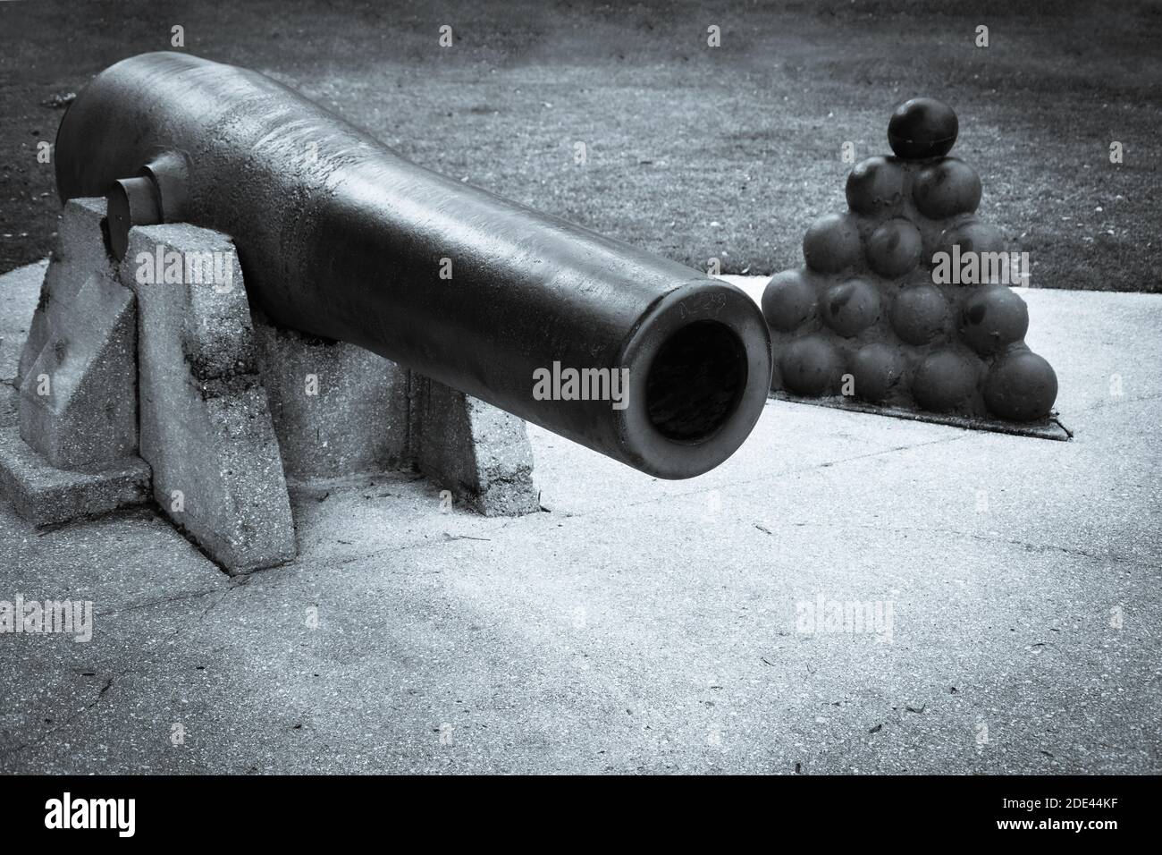Une exposition de canons de l'époque de la guerre civile avec une pile de boules de canon, une exposition historique à Saint Augustine, FL, en ton sélénium Banque D'Images