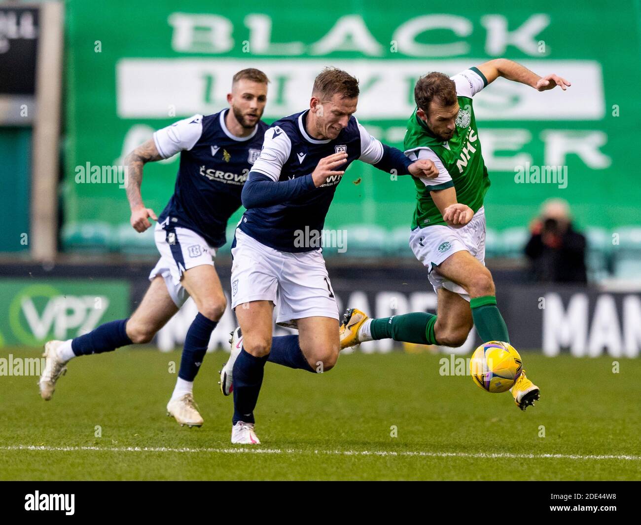 Easter Road, Édimbourg, Écosse, Royaume-Uni. 28 novembre 2020 Lee Ashcroft de Dundee et Christian Doidge de Hibernian se disputent la possession de la balle pendant la coupe Betfred entre Hibernian et Dundee au stade de la route de Pâques. Crédit : Alan Rennie/Alay Live News Banque D'Images