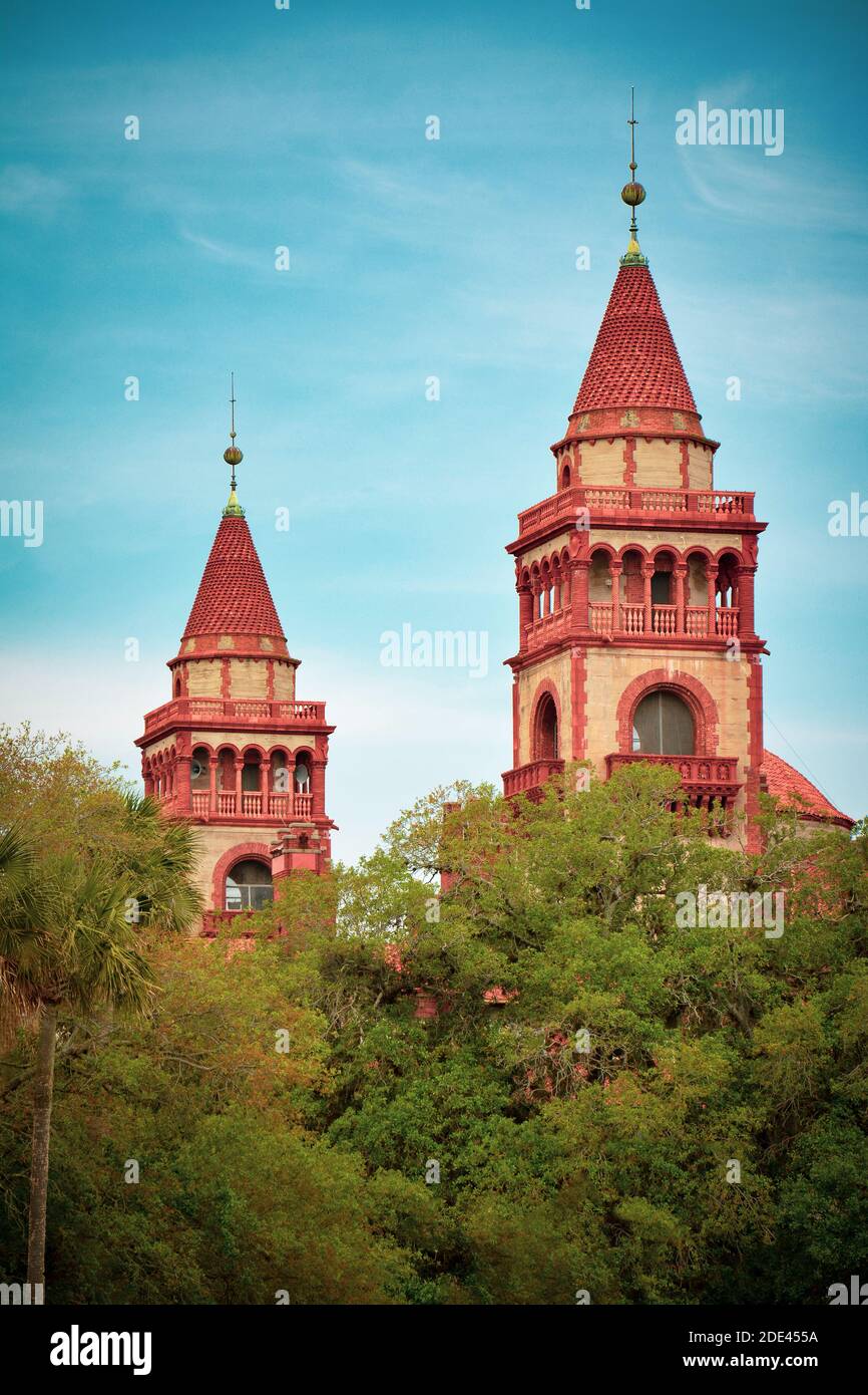 Vue sur les tours de toit en tuiles espagnoles et les toits de Flagler College, construit dans le style de la Renaissance espagnole en 1888, l'ancien Ponce de Leon Hotel i Banque D'Images