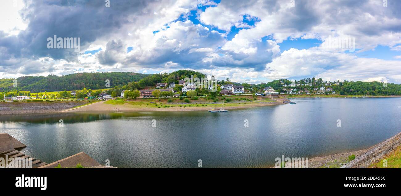 Rurberg et Rursee lors d'une belle journée en été. Point de repère touristique pour les cyclistes, les sports nautiques et les activités d'hyking. Banque D'Images