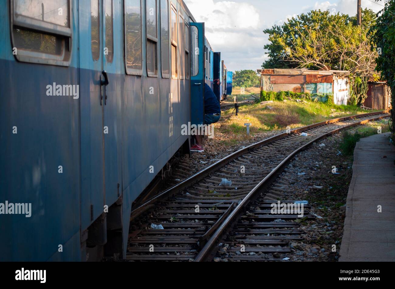 Paris bleus d'un vieux train sur les lignes dans une ville de campagne, jour ensoleillé Banque D'Images