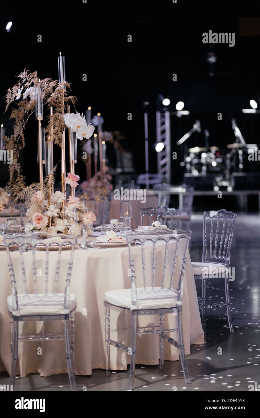 Table à dîner de mariage décorée de fleurs et de bougies. Lieu pour les invités sur le mariage. Cadre de mariage. Banquet de mariage Banque D'Images