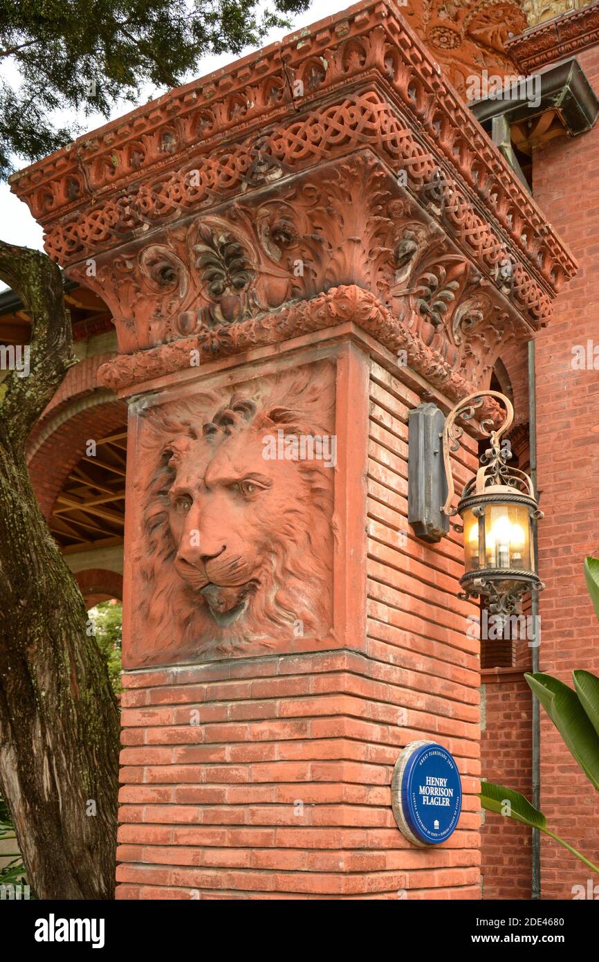 Une tête de Lion de style bas relief incrustée dans le pilier avec des casquettes ornées à la magnifique architecture de la Renaissance espagnole à l'hôtel Ponce de Leon, maintenant Banque D'Images