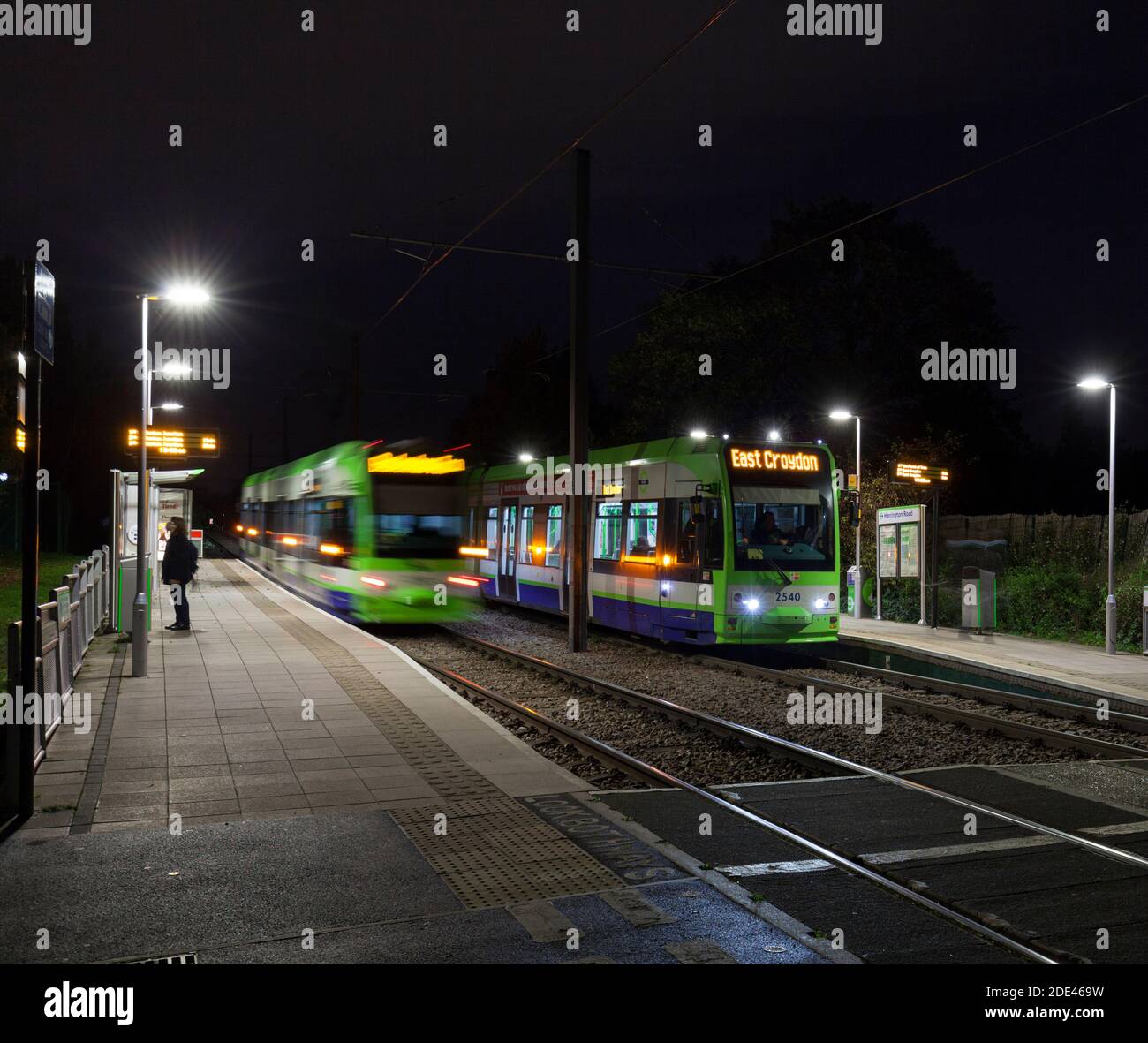 Premiers tramways de Londres Croydon Tramlink Bombardier flexitiy SWIFT CR4000 en passant à l'arrêt de tramway King Henry's Drive, Croydon, Londres Banque D'Images