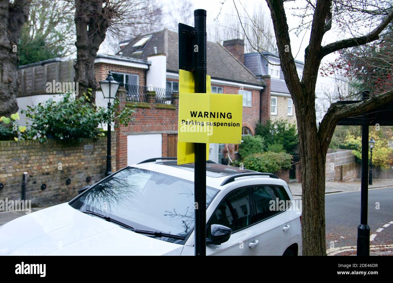 Avertissement de suspension de stationnement ignoré par le conducteur d'une voiture dans une rue de Londres. Banque D'Images