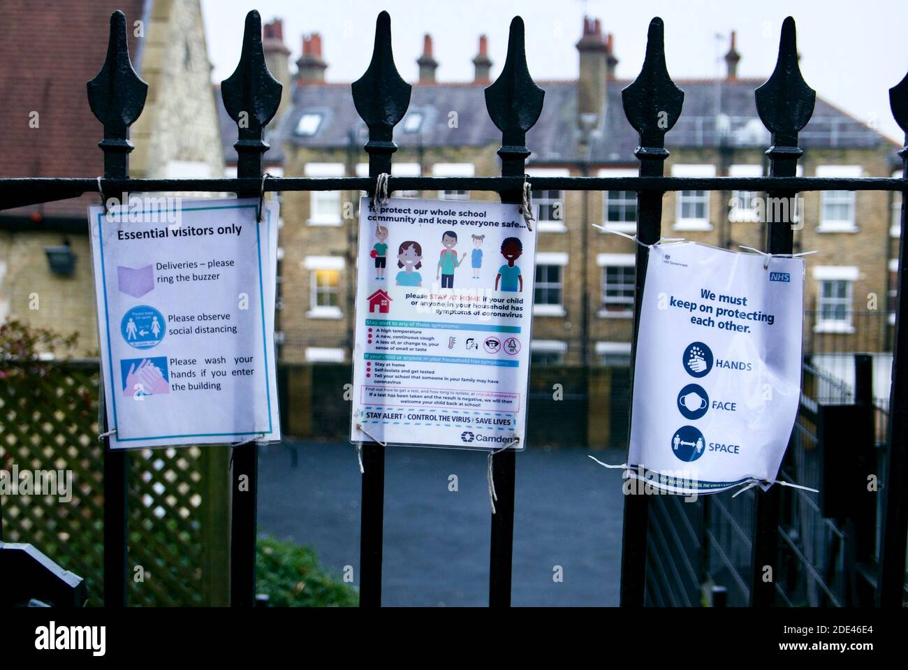 Une école primaire de Londres affichant des signes d'hygiène sur les portes de l'école pendant la crise du coronavirus car les écoles sont fermées au Royaume-Uni. Banque D'Images