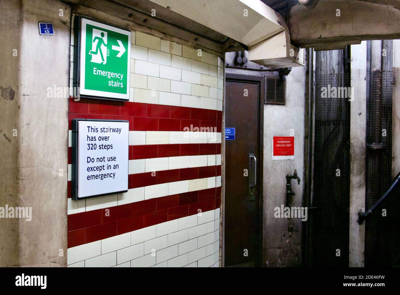 L'intérieur de la station de métro Hampstead, la plus profonde sur le système souterrain de Londres, avec le panneau d'avertissement 320 marches ne devrait être utilisé qu'en cas d'urgence. Banque D'Images