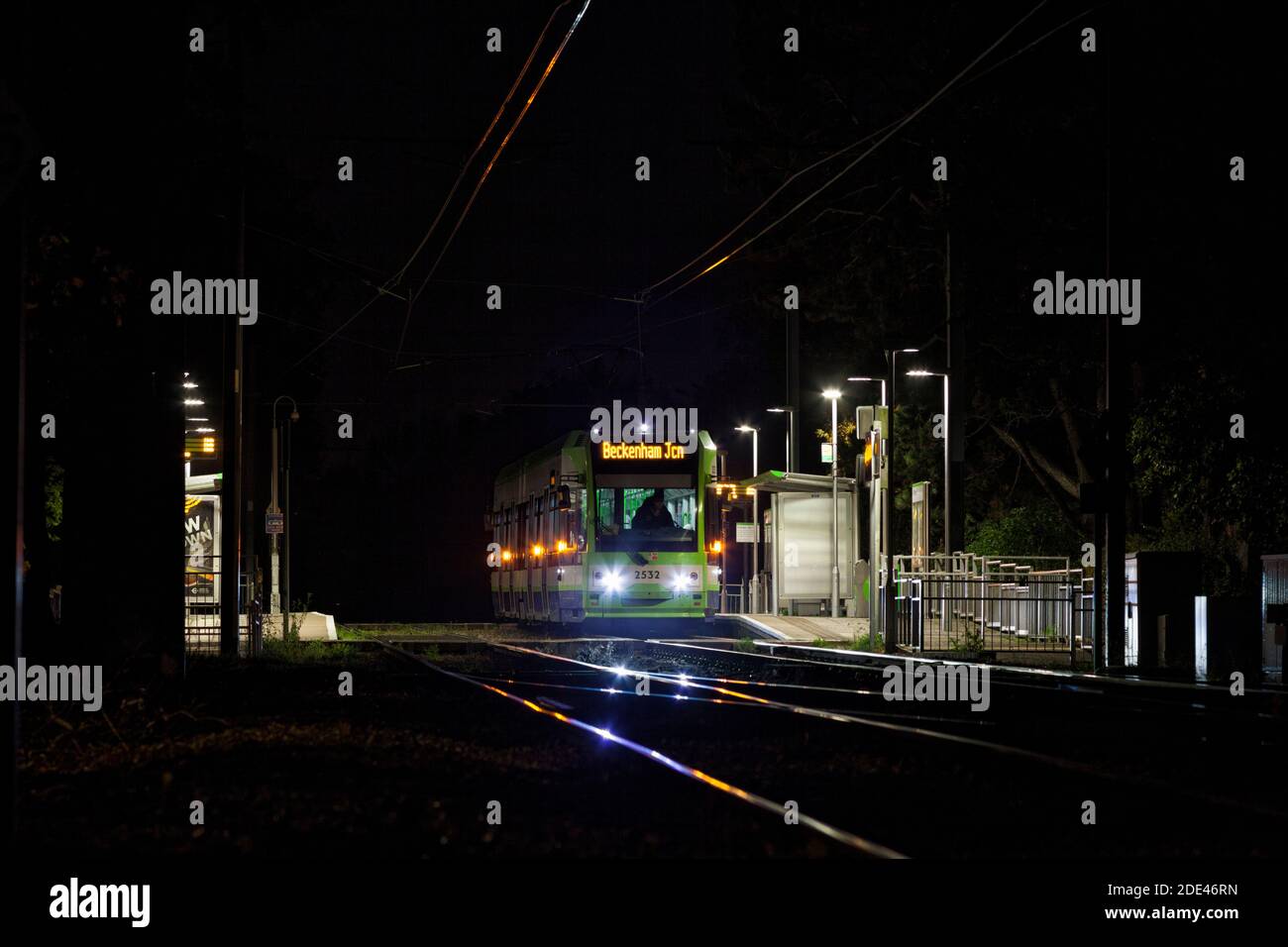 Premiers tramways de Londres Croydon Tramlink Bombardier flexitiy SWIFT CR4000 tramway n° 2532 à l'arrêt Arena, Croydon, Londres Banque D'Images