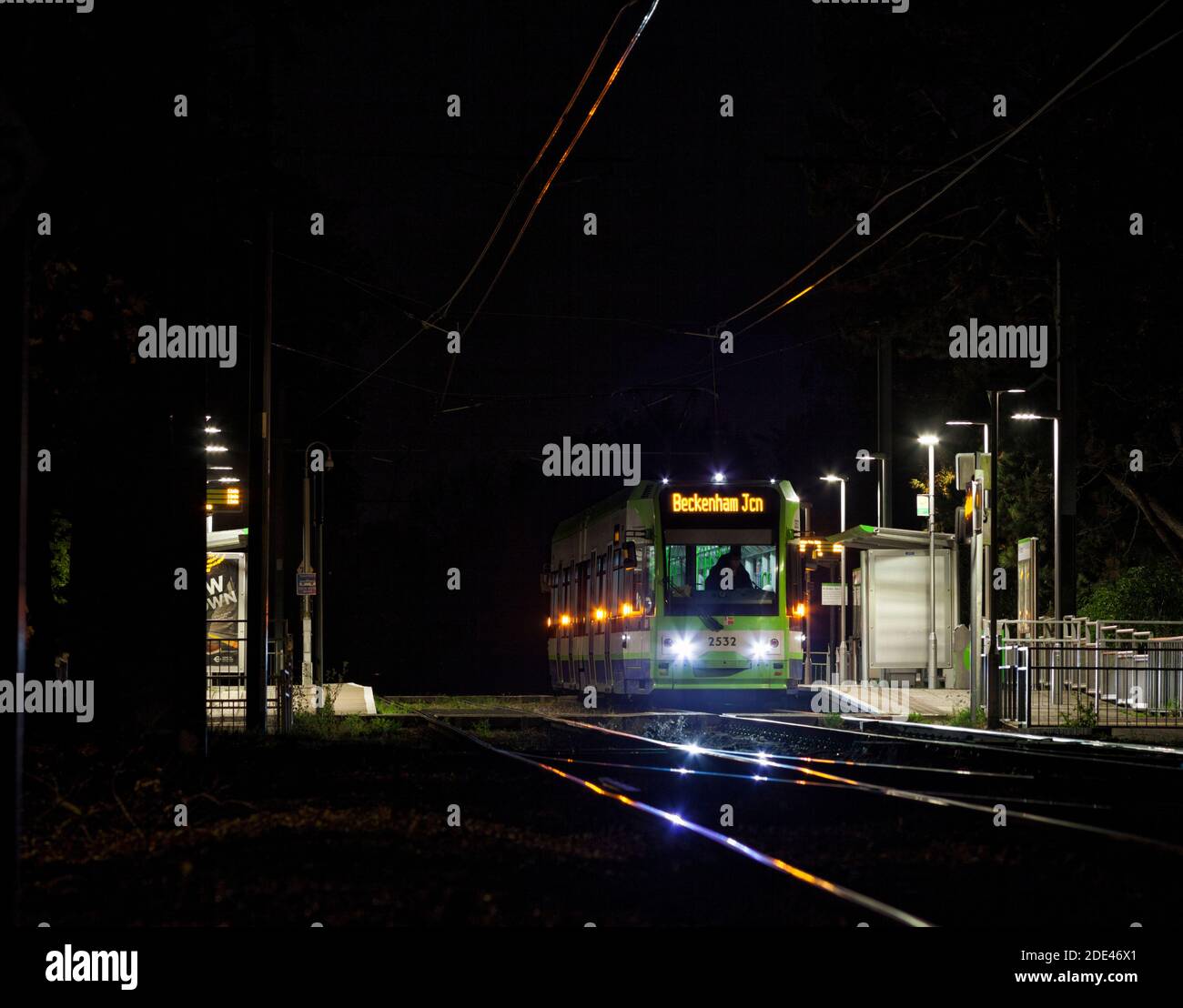 Premiers tramways de Londres Croydon Tramlink Bombardier flexitiy SWIFT CR4000 tramway n° 2532 à l'arrêt Arena, Croydon, Londres Banque D'Images