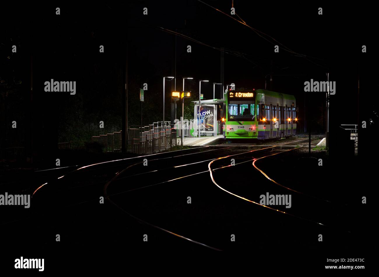 Premiers tramways de Londres Croydon Tramlink Bombardier flexitiy SWIFT CR4000 tramway n° 2548 à l'arrêt Arena, Croydon, Londres Banque D'Images