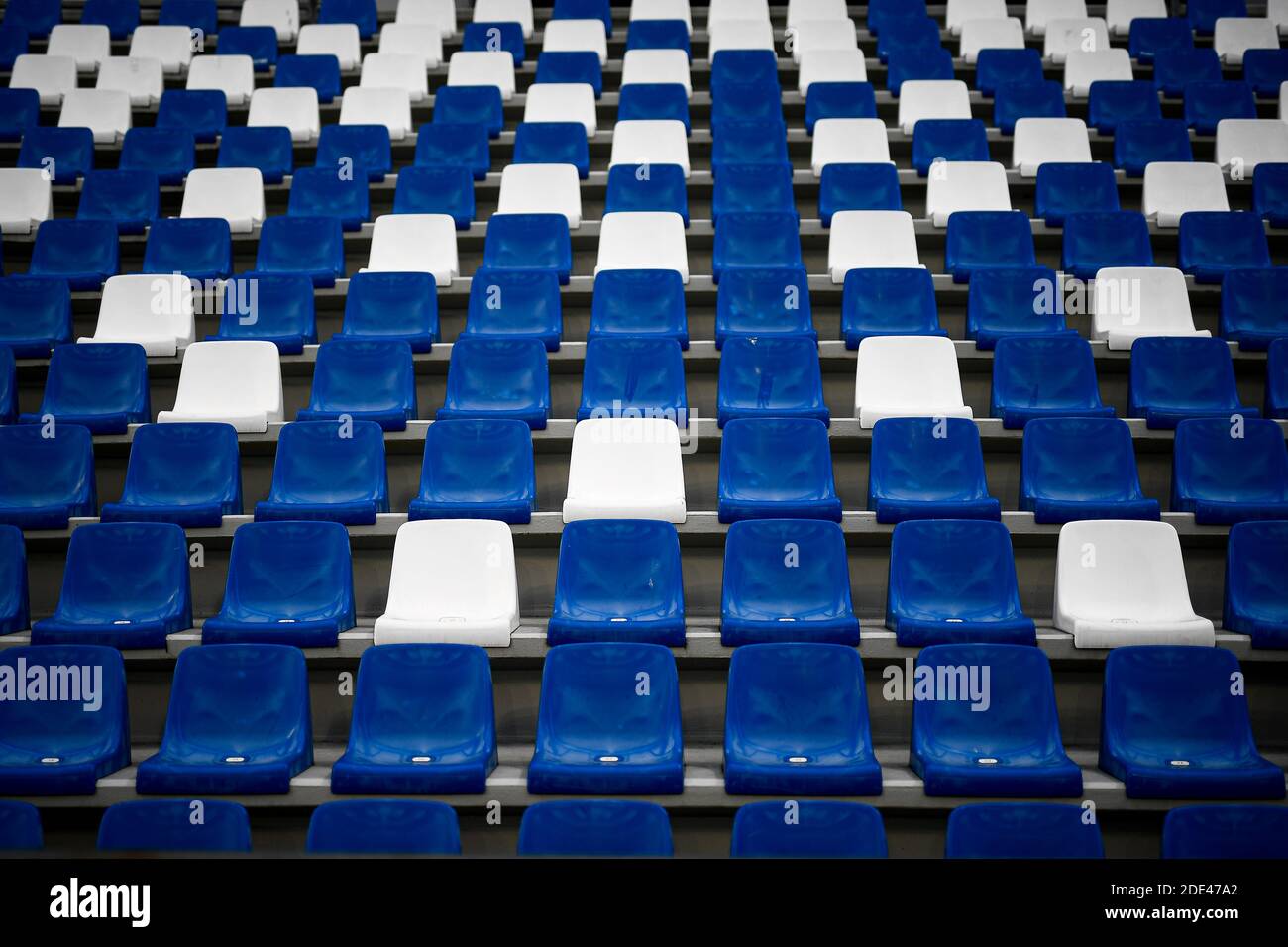 Reggio Emilia, Italie - 28 novembre 2020 : des sièges vides sont vus avant le match de football de la série A entre les États-Unis Sassuolo et le FC Internazionale. Les stades de football de toute l'Europe restent vides en raison de la pandémie du coronavirus, car les lois de distanciation sociale du gouvernement interdisent aux fans de se rendre dans les lieux, ce qui entraîne le jeu de présentoirs derrière des portes fermées. Le FC Internazionale a remporté 3-0 victoires sur les États-Unis Sassuolo. Credit: Nicolò Campo/Alay Live News Banque D'Images