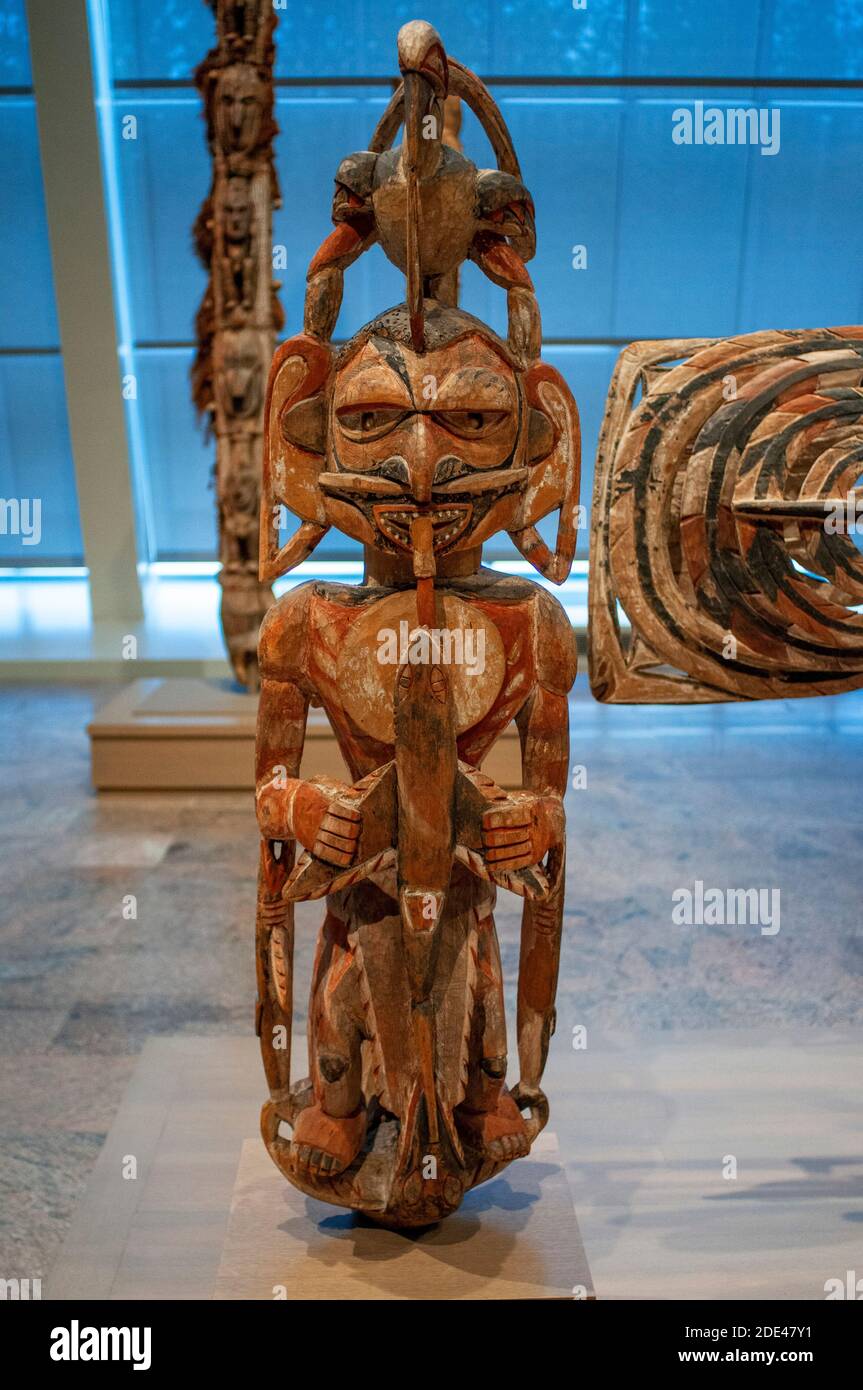 New Ireland Malagan Funerary statue au Metropolitan Museum of Art Museum, New York, Etats-Unis. La Nouvelle-Irlande fait partie de l'archipel de Bismarck, situ Banque D'Images