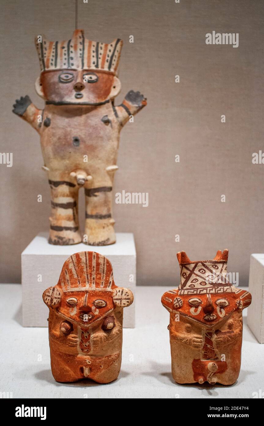 Paire de figurines en céramique de Chancay Peru au Metropolitan Museum of Art de New York. 82nd Street Manhattan New USA. Banque D'Images