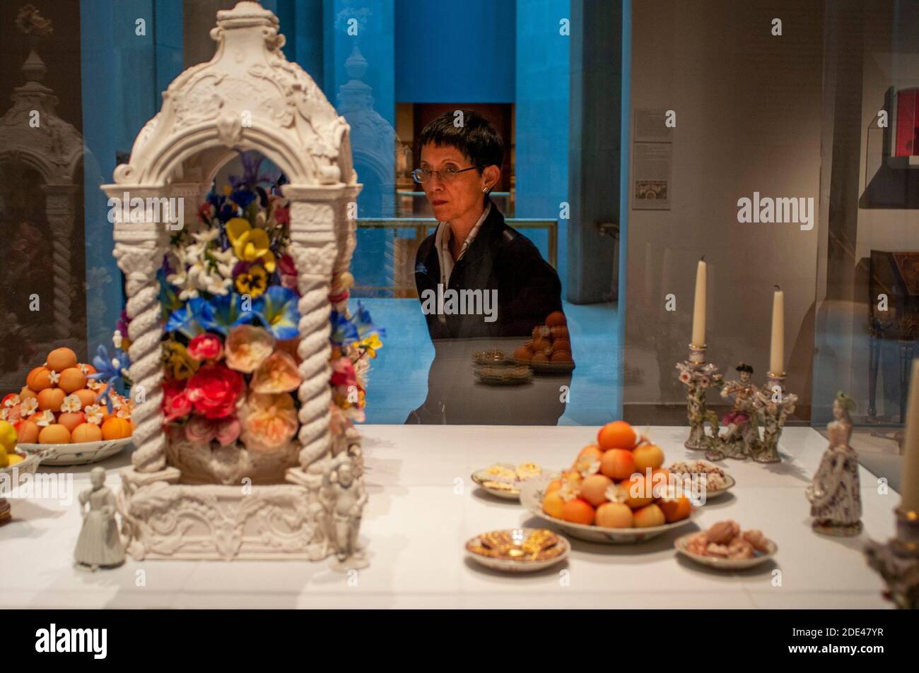 Une table de desserts avec sculpture sur sucre et porcelaine du paquier au Metropolitan Museum of Art Museum, New York, Etats-Unis. Le fabricant de céramique du Paquier Banque D'Images