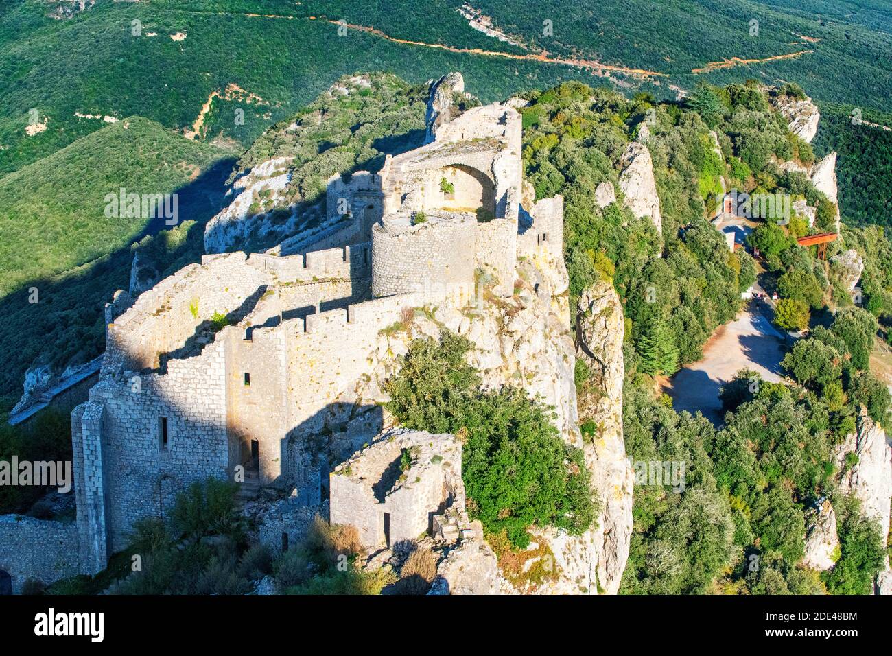 Vue aérienne du château cathare de Peyrepertuse dans le Languedoc-Roussillon, France, Europe. Ancien site cathare du Château de Peyrepertuse, Peyreper Banque D'Images