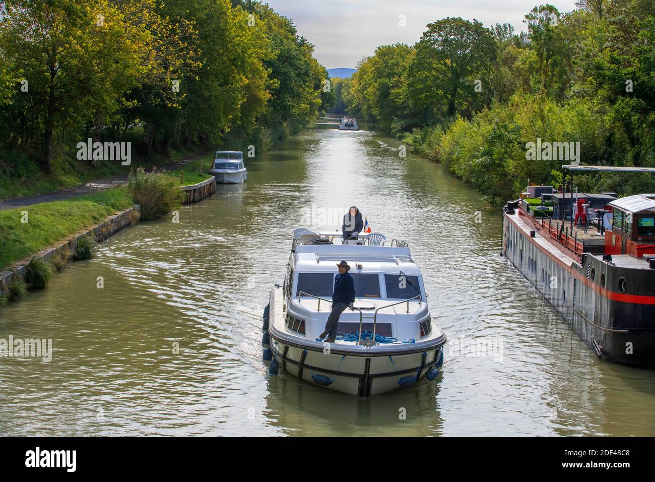 Le Canal du midi, près de Carcassonne, département français de l'Aude, région occitanie, Languedoc-Rousillon France. Bateaux amarrés sur le canal bordé d'arbres. T Banque D'Images
