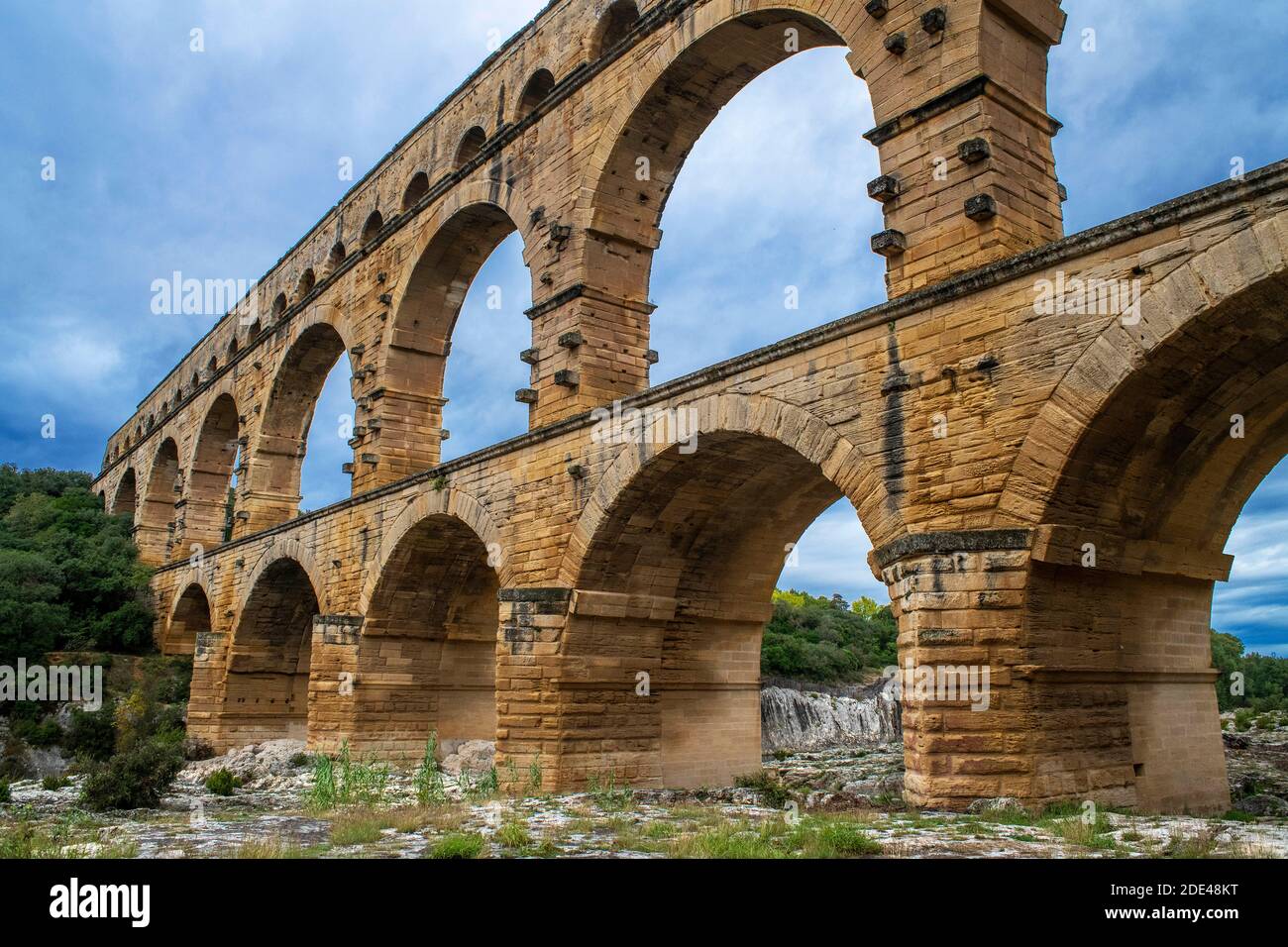 Pont du Gard, Languedoc Roussillon, France, site classé au patrimoine mondial de l'UNESCO. L'aqueduc romain traverse le Gardon près de vers-Pon-du-Gard Languedo Banque D'Images