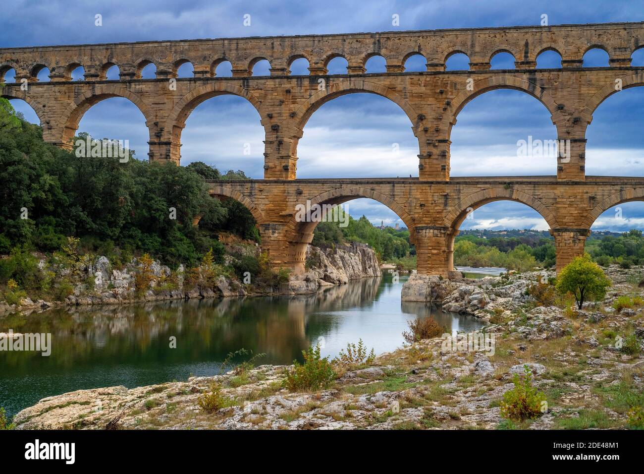 Pont du Gard, Languedoc Roussillon, France, site classé au patrimoine mondial de l'UNESCO. L'aqueduc romain traverse le Gardon près de vers-Pon-du-Gard Languedo Banque D'Images